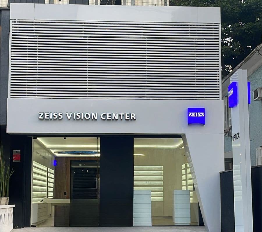 Fachada em ACM da Zeiss Vision Center produzida pela Capital Placas